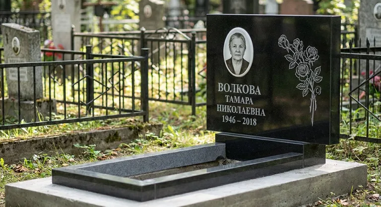 Памятник с гравировкой роз — выполненная работа «Волкова» в Воронеже