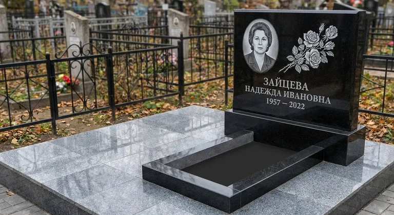 Памятник с гравировкой роз — выполненная работа «Зайцева» в Воронеже