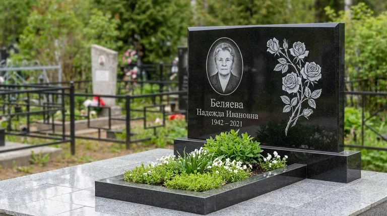 Памятник с гравировкой роз — выполненная работа «Беляева» в Воронеже