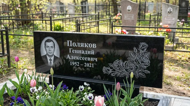 Памятник с гравировкой роз — выполненная работа «Поляков» в Воронеже