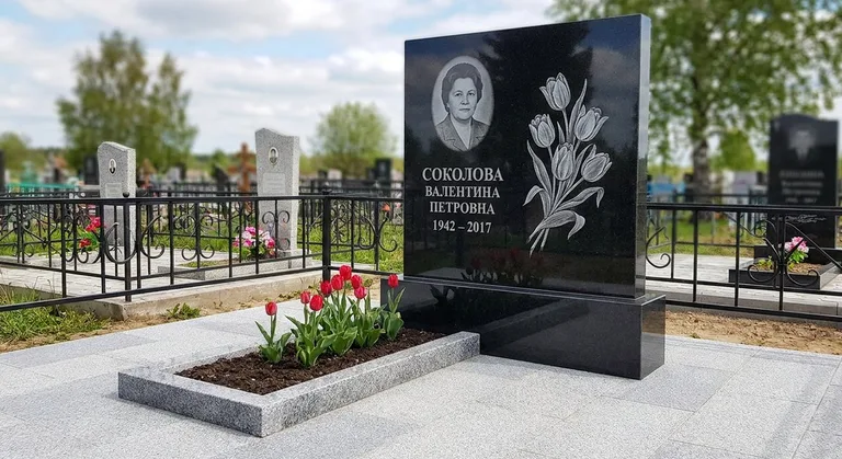 Памятник с гравировкой тюльпанов — выполненная работа «Соколова» в Воронеже