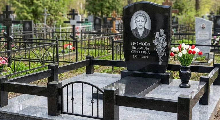 Памятник с гравировкой тюльпанов — выполненная работа «Громова» в Воронеже