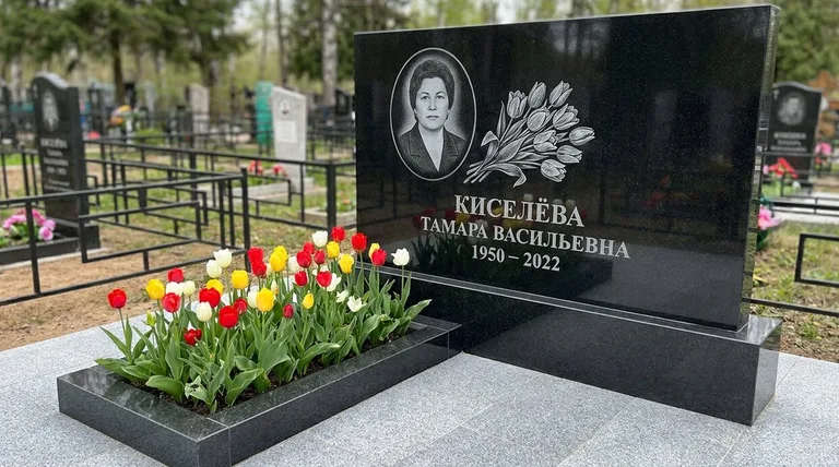 Памятник с гравировкой тюльпанов — выполненная работа «Киселёва» в Воронеже