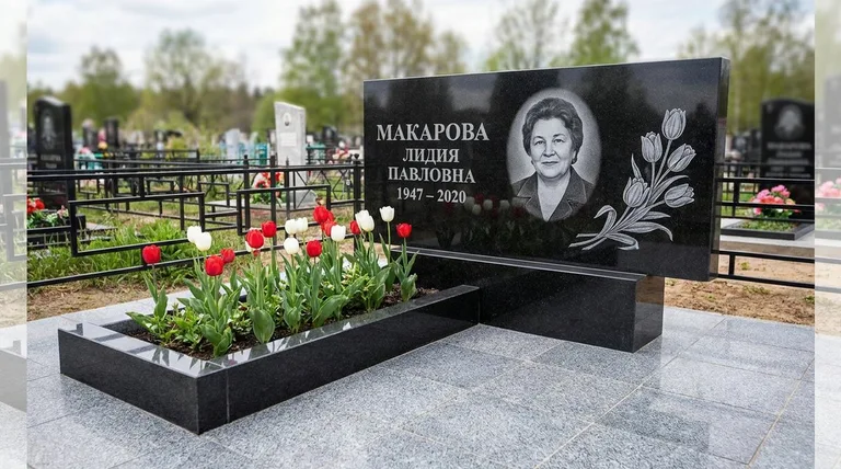 Памятник с гравировкой тюльпанов — выполненная работа «Макарова» в Воронеже
