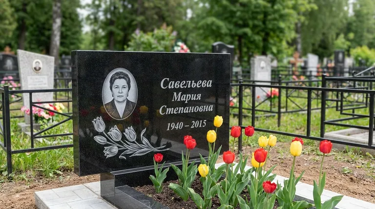 Памятник с гравировкой тюльпанов — выполненная работа «Савельева» в Воронеже