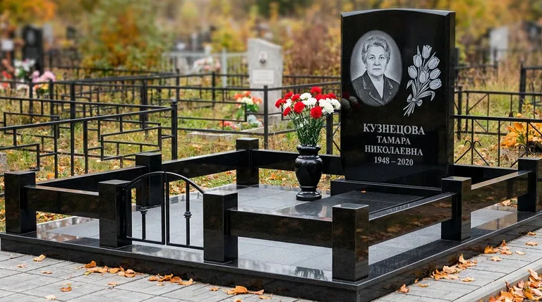Памятник с гравировкой тюльпанов — выполненная работа «Кузнецова» в Воронеже