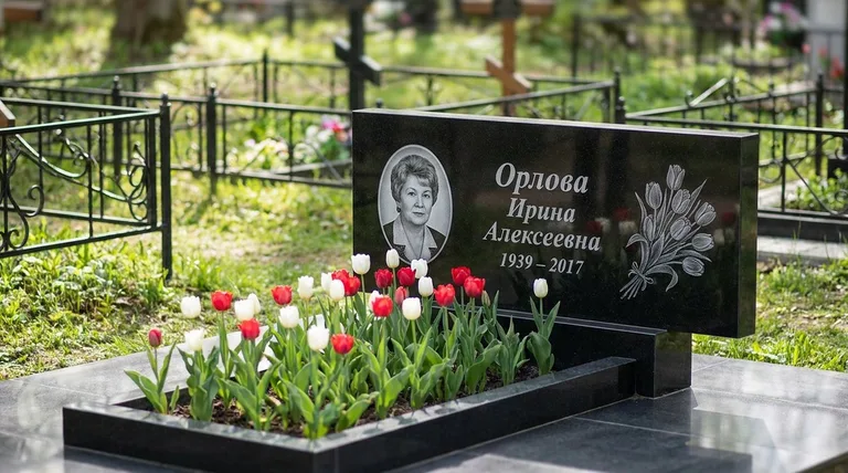 Памятник с гравировкой тюльпанов — выполненная работа «Орлова» в Воронеже