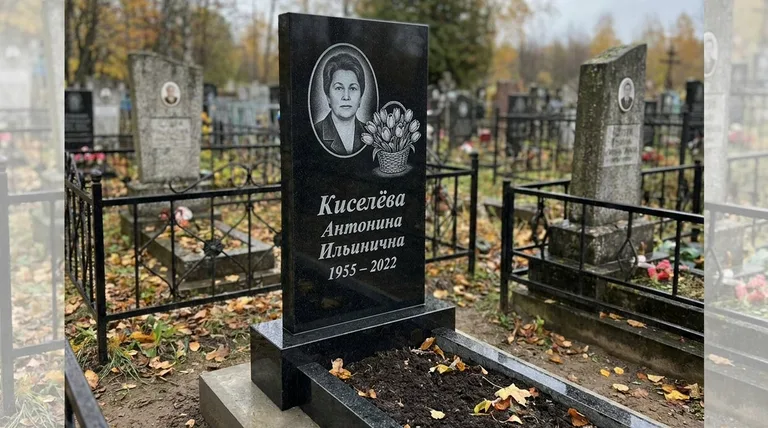 Памятник с гравировкой тюльпанов — выполненная работа «Киселёва» в Воронеже