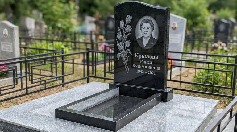 Памятник с гравировкой тюльпанов — выполненная работа «Крылова» в Воронеже