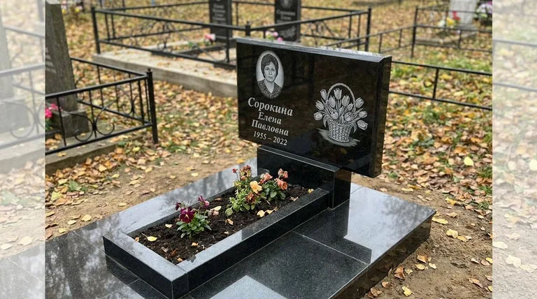 Памятник с гравировкой тюльпанов — выполненная работа «Сорокина» в Воронеже