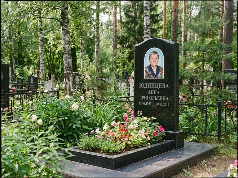 Овальный портрет на памятнике весной в Воронеже