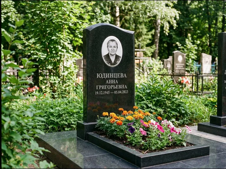 Овальный портрет на сером граните — работа «Юдинцева» в Воронеже