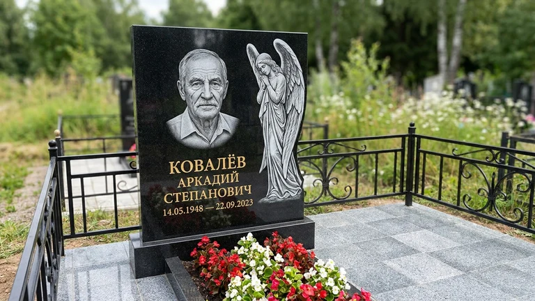 Гравировка ангела на памятник в Воронеже — памятник из чёрного гранита с гравировкой