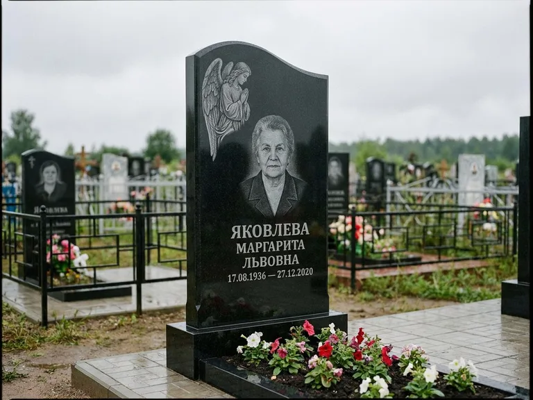 Памятник с гравировкой ангела — гравировка молящегося ангела в верхней части стелы, работа «Яковлева» в Воронеже