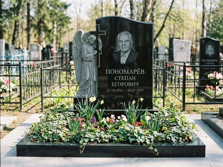 Памятник с гравировкой ангела — гравировка ангела с крестом рядом с эпитафией, работа «Пономарёв» в Воронеже