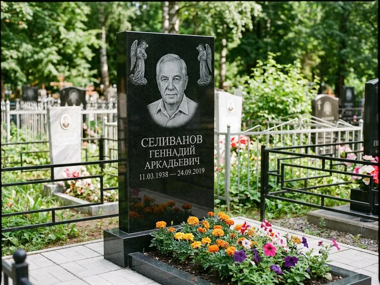 Памятник с гравировкой ангела — гравировка двух ангелов по сторонам портрета, работа «Селиванов» в Воронеже
