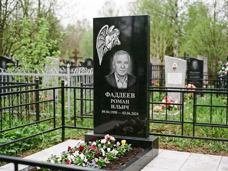 Памятник с гравировкой ангела — белая гравировка скорбящего ангела над портретом, работа «Фаддеев» в Воронеже