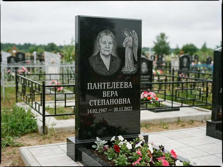 Памятник с гравировкой ангела — гравировка ангела-хранителя сбоку от портрета, работа «Пантелеева» в Воронеже