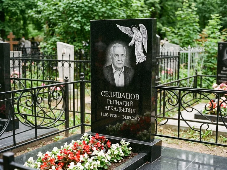 Памятник с гравировкой ангела — белая гравировка скорбящего ангела над портретом, работа «Селиванов» в Воронеже