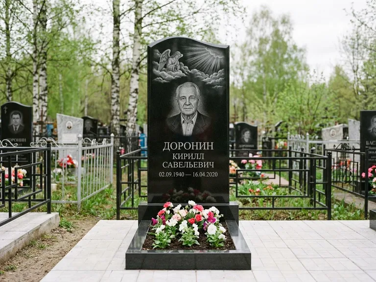 Памятник с гравировкой ангела — гравировка ангела в облаках с лучами над портретом, работа «Доронин» в Воронеже