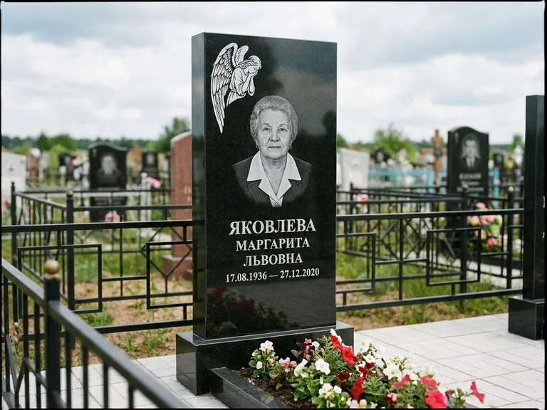 Памятник с гравировкой ангела — белая гравировка скорбящего ангела над портретом, работа «Яковлева» в Воронеже