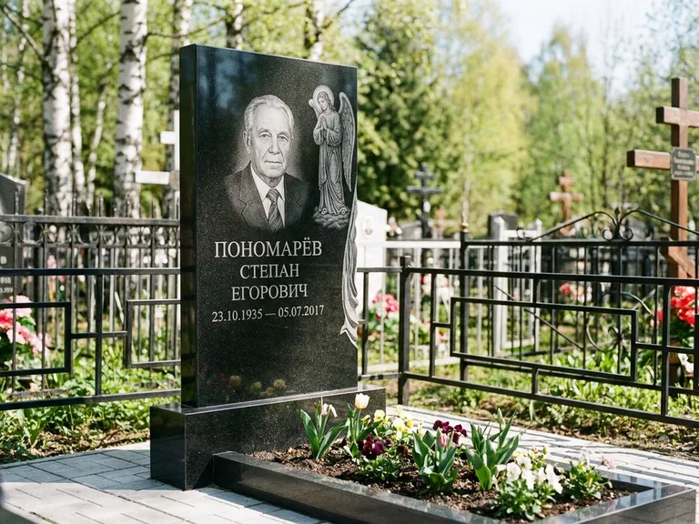 Памятник с гравировкой ангела — гравировка ангела-хранителя сбоку от портрета, работа «Пономарёв» в Воронеже