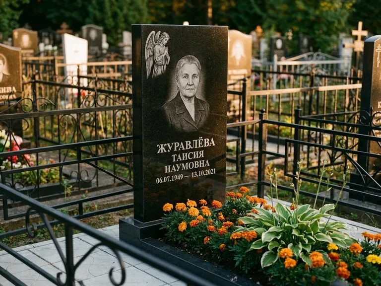 Памятник с гравировкой ангела — гравировка молящегося ангела в верхней части стелы, работа «Журавлёва» в Воронеже