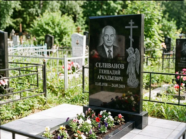Памятник с гравировкой ангела — гравировка ангела с крестом рядом с эпитафией, работа «Селиванов» в Воронеже