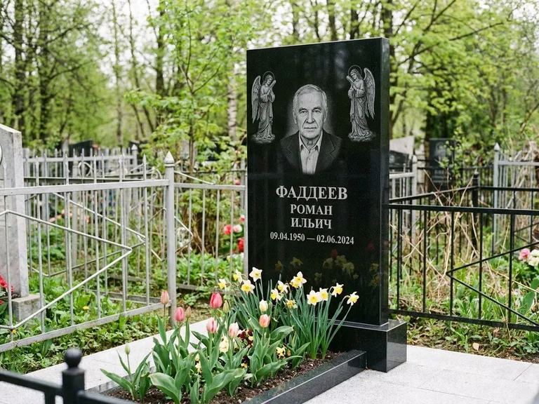 Памятник с гравировкой ангела — гравировка двух ангелов по сторонам портрета, работа «Фаддеев» в Воронеже