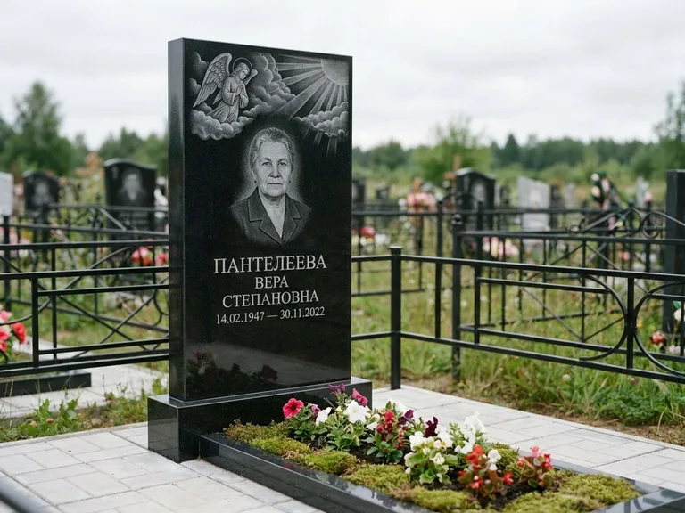 Памятник с гравировкой ангела — гравировка ангела в облаках с лучами над портретом, работа «Пантелеева» в Воронеже