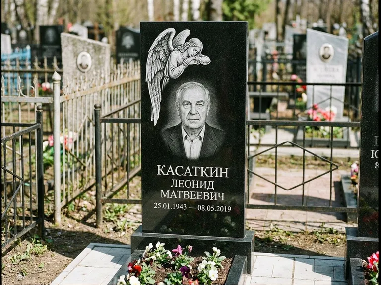 Памятник с гравировкой ангела — белая гравировка скорбящего ангела над портретом, работа «Касаткин» в Воронеже