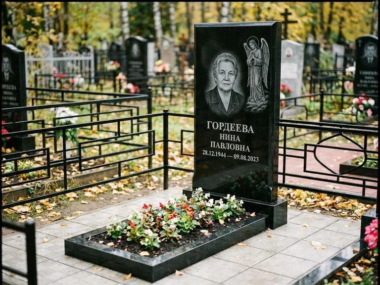 Памятник с гравировкой ангела — гравировка ангела-хранителя сбоку от портрета, работа «Гордеева» в Воронеже