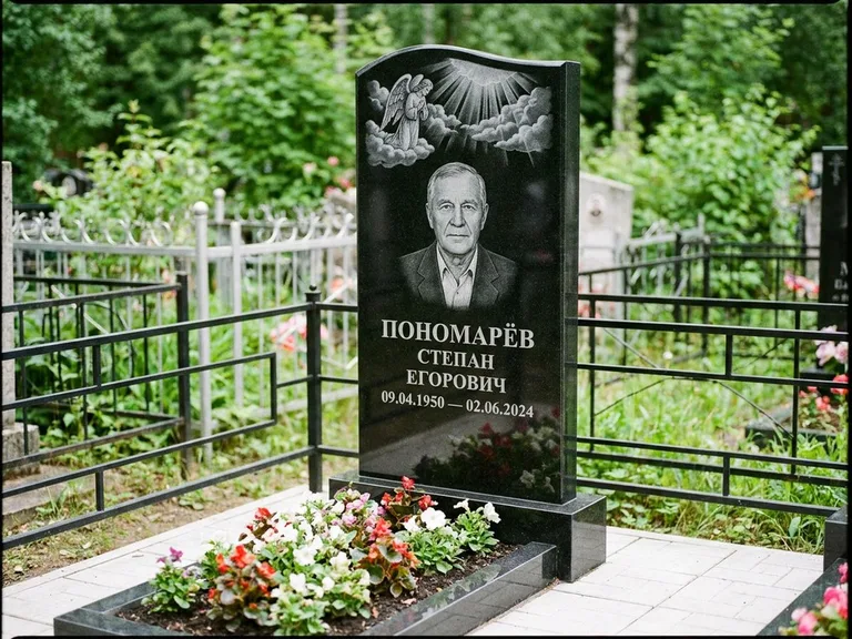 Памятник с гравировкой ангела — гравировка ангела-хранителя сбоку от портрета, работа «Лобанова» в Воронеже