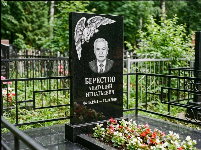 Памятник с гравировкой ангела — гравировка молящегося ангела в верхней части стелы, работа «Свиридов» в Воронеже