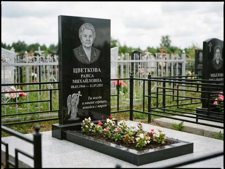 Памятник с гравировкой ангела — гравировка двух ангелов по сторонам портрета, работа «Яковлева» в Воронеже