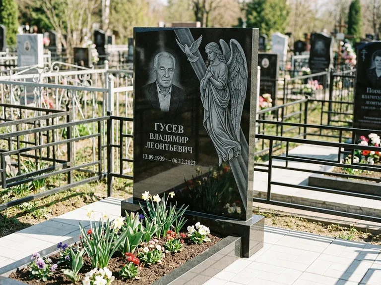 Памятник с гравировкой ангела — гравировка ангела в облаках с лучами над портретом, работа «Пономарёв» в Воронеже
