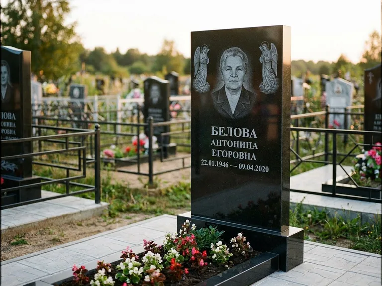 Памятник с гравировкой ангела — белая гравировка скорбящего ангела над портретом, работа «Журавлёва» в Воронеже