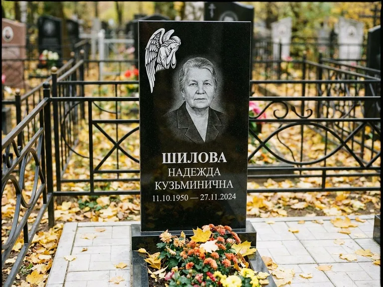 Памятник с гравировкой ангела — гравировка молящегося ангела в верхней части стелы, работа «Гордеева» в Воронеже