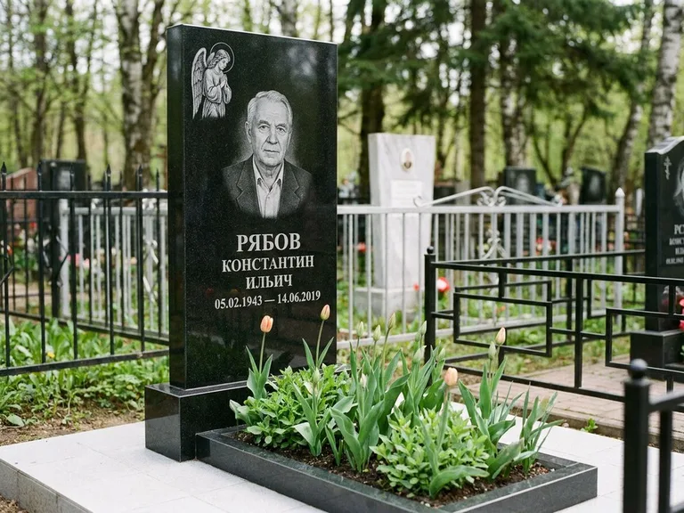 Памятник с гравировкой ангела — гравировка ангела с крестом рядом с эпитафией, работа «Фаддеев» в Воронеже