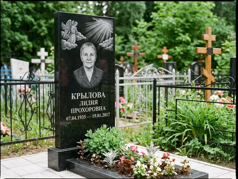 Памятник с гравировкой ангела — гравировка ангела в облаках с лучами над портретом, работа «Лобанова» в Воронеже