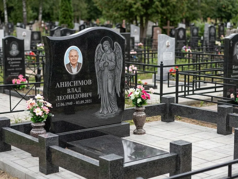 Памятник с гравировкой ангела — белая гравировка скорбящего ангела над портретом, работа «Свиридов» в Воронеже