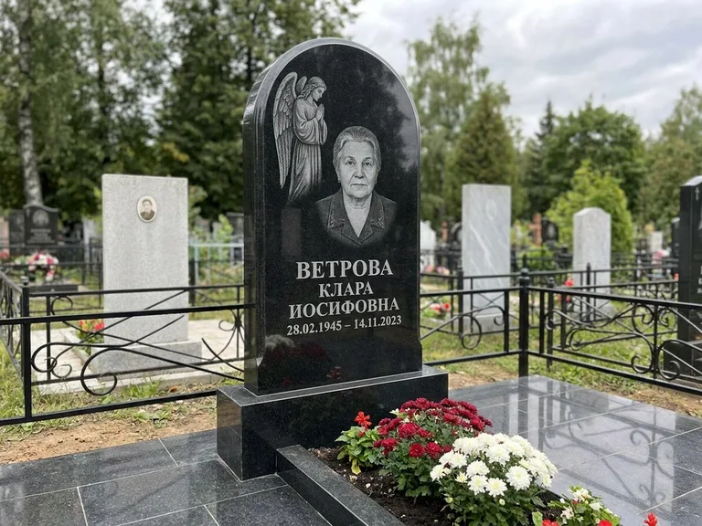 Памятник с гравировкой ангела — гравировка ангела-хранителя сбоку от портрета, работа «Игнатова» в Воронеже