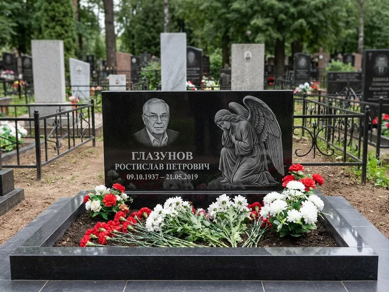 Памятник с гравировкой ангела — гравировка молящегося ангела в верхней части стелы, работа «Доронин» в Воронеже