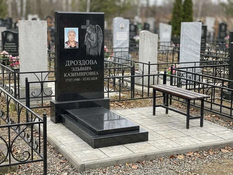 Памятник с гравировкой ангела — гравировка ангела с крестом рядом с эпитафией, работа «Яковлева» в Воронеже