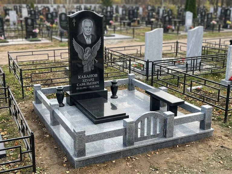 Памятник с гравировкой ангела — гравировка ангела с голубем по диагонали стелы, работа «Пономарёв» в Воронеже