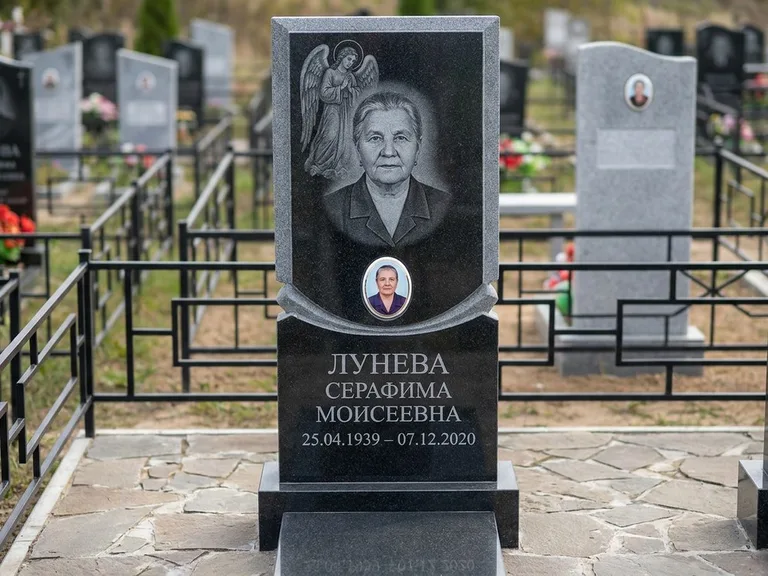 Памятник с гравировкой ангела — гравировка двух ангелов по сторонам портрета, работа «Журавлёва» в Воронеже