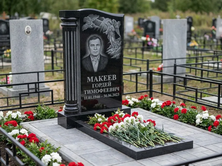 Памятник с гравировкой ангела — гравировка ангела в облаках с лучами над портретом, работа «Селиванов» в Воронеже