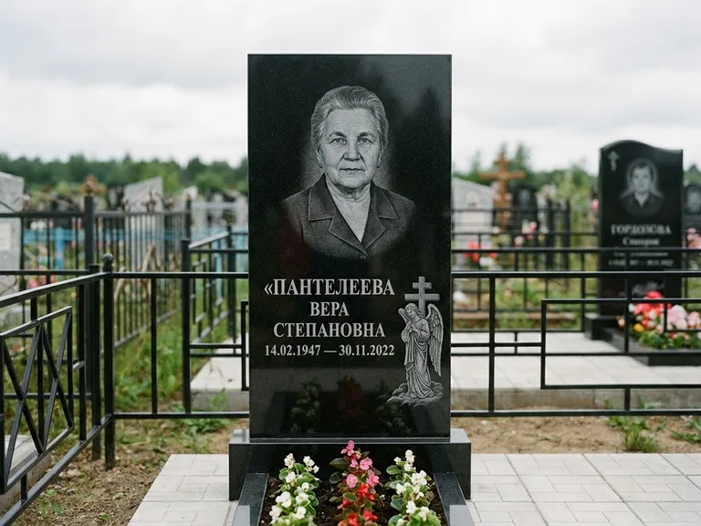 Памятник с гравировкой ангела — гравировка ангела с крестом рядом с эпитафией, работа «Пантелеева» в Воронеже