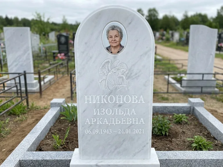 Памятник с гравировкой ангела — белая гравировка скорбящего ангела над портретом, работа «Гордеева» в Воронеже