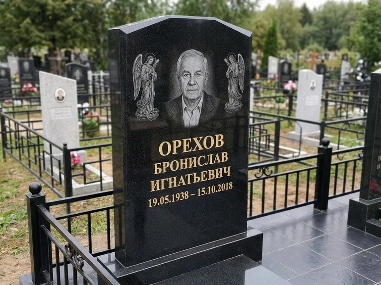 Памятник с гравировкой ангела — гравировка ангела-хранителя сбоку от портрета, работа «Фаддеев» в Воронеже